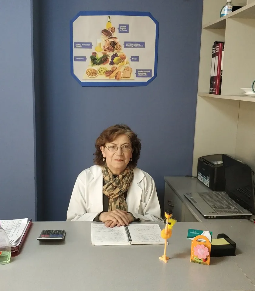Lic. Elizabeth C. Ruiz M., nutricionista en La Paz, en su consultorio