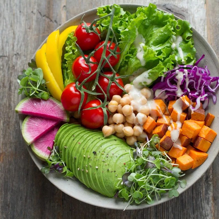 Plato de alimentación saludable preparado en consulta nutricional
