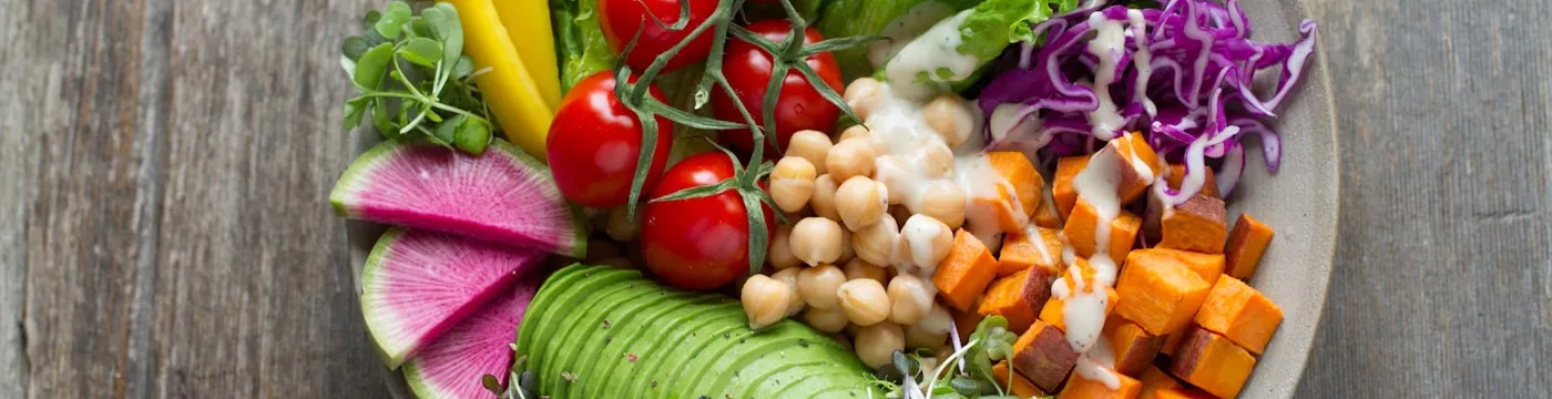 Plato balanceado con vegetales frescos