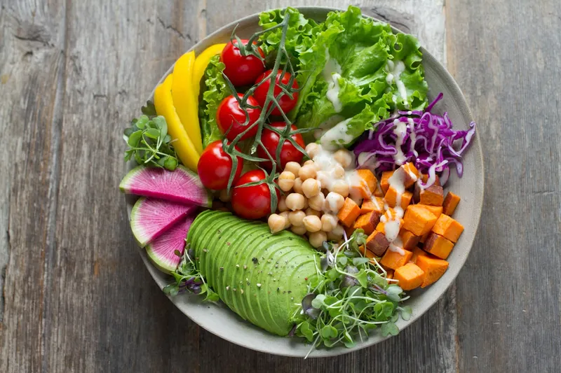 Plato balanceado con vegetales frescos